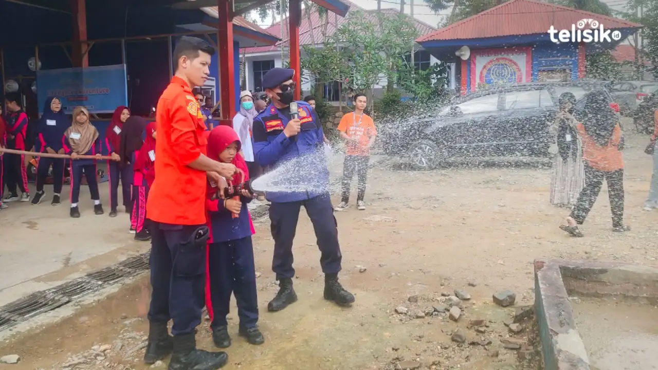Penyampaian materi mengenai fungsi alat-alat pemadam dan proses penanggulangan kebakaran. Foto: Erni Yanti/Telisik