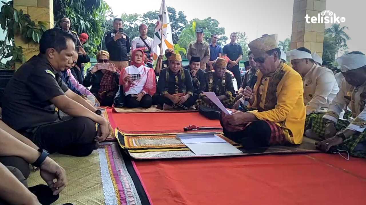 Sekjen LAT, Bisman Saranani saat membacakan surat terbuka dan dukungan kepada Kajati Sulawesi Tenggara, Patris Yusran Jaya. Foto: Thamrin Dalby/Telisik