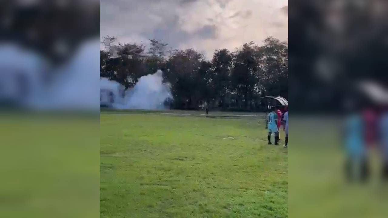 Beberapa mahasiswa yang sedang melakukan olahraga kaget, karena tanpa tau apa-apa ditembakkan gas air mata. Foto: Screenshot video
