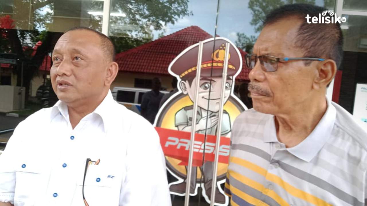 Ketua (kemeja putih) dan Sekretaris DPD Demokrat Labuhanbatu, ketika berada di Mapolda Sumatera Utara. Foto: Reza Fahlefy/Telisik
