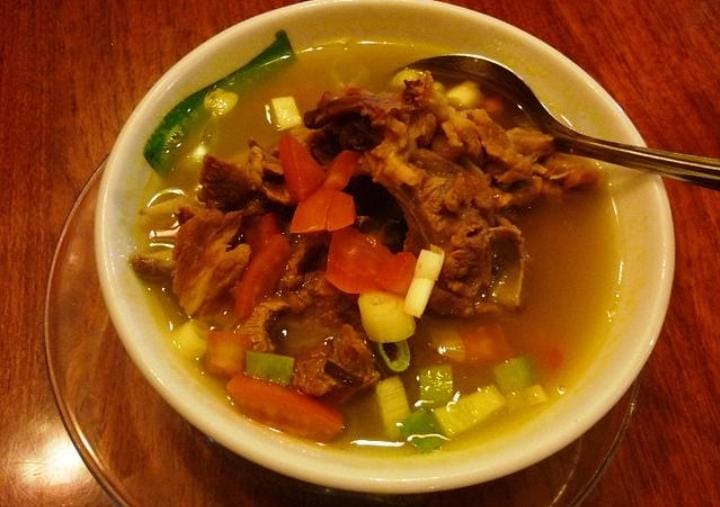 Jika bosan dengan menu olahan daging yang seperti itu, Anda bisa mencoba resep yang segar satu ini, yaitu marak lahma yang merupakan sop kambing ala arab. Foto: batamnews.co.id