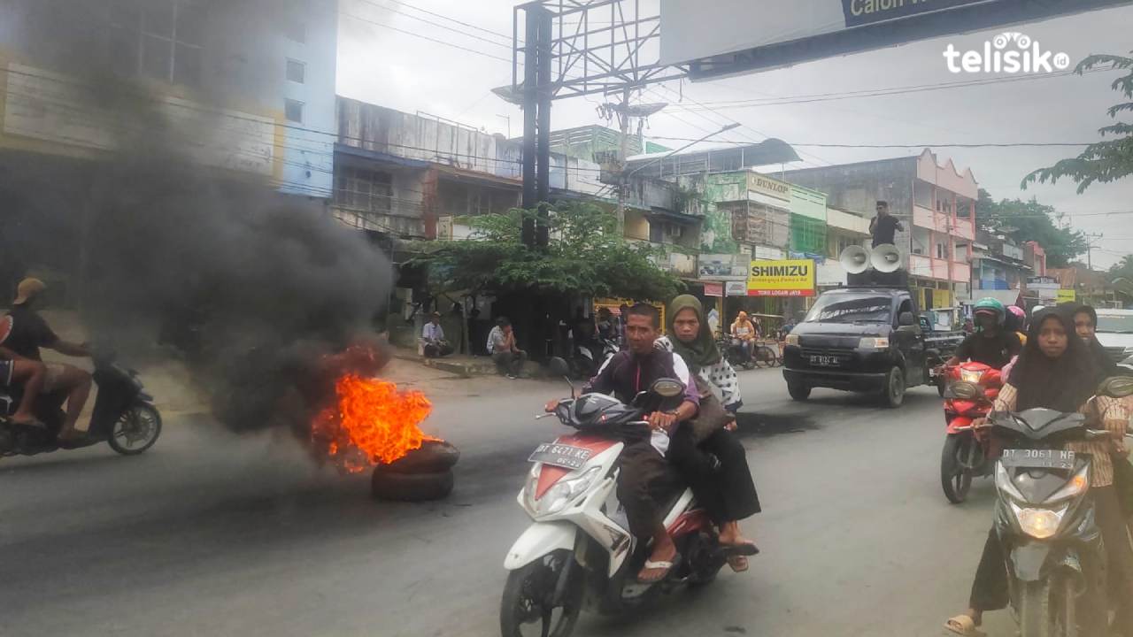 Aksi demonstrasi memprotes dugaan penghinaan suku kembali terjadi di depan Pasar Sentral Kendari, Kota Lama. Massa meblokade jalan sehingga terjadi kemacetan di beberapa titik. Foto: Erni Yanti/Telisik