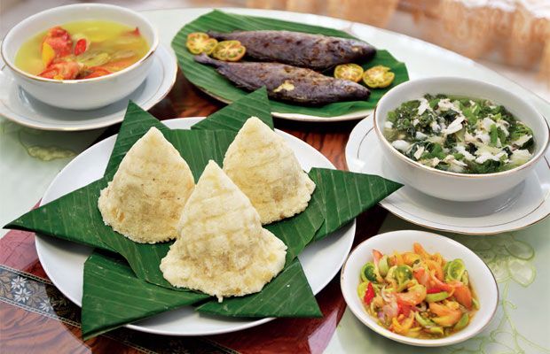 Kasuami, biasa disajikan dengan parende, ikan bakar dan colo-colo. Foto: Wikipedia