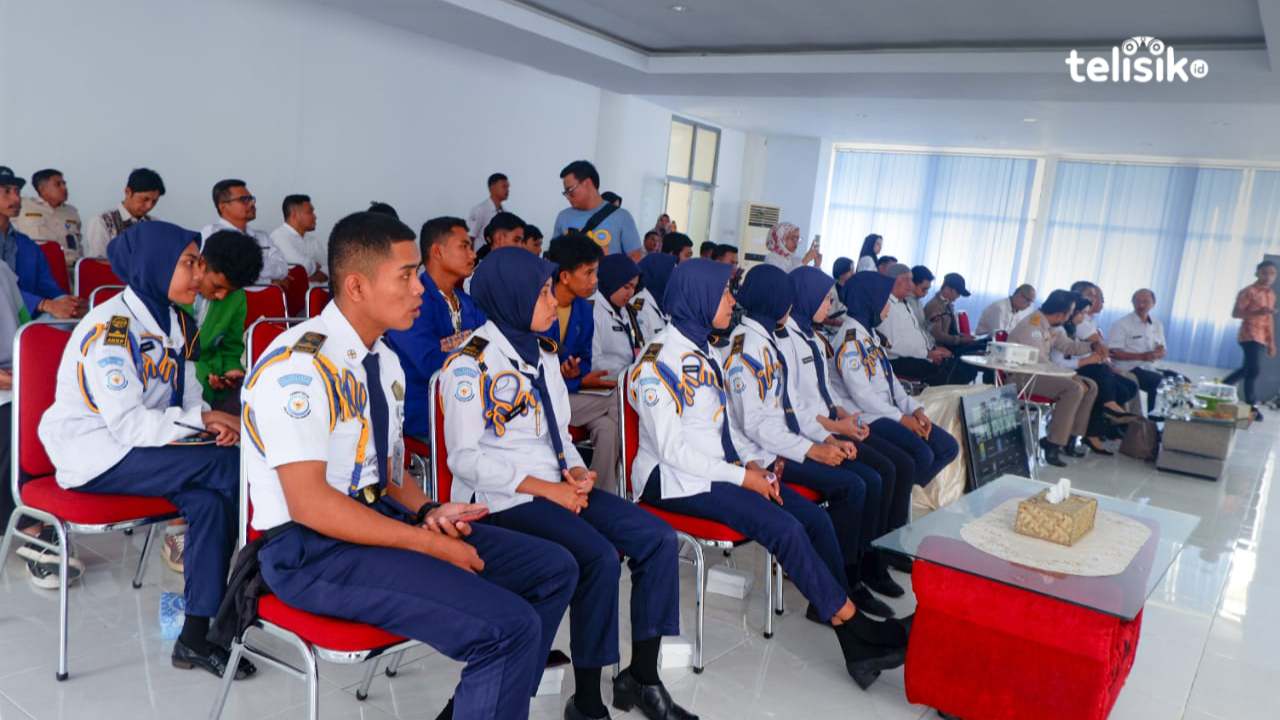 Seminar nasional yang dilaksanakan secara hybrid di Aula AKKP Wakatobi. Mengusung tema yang relevan dengan kebijakan ekonomi biru. Foto: Wiwik Prihastiwi/Telisik