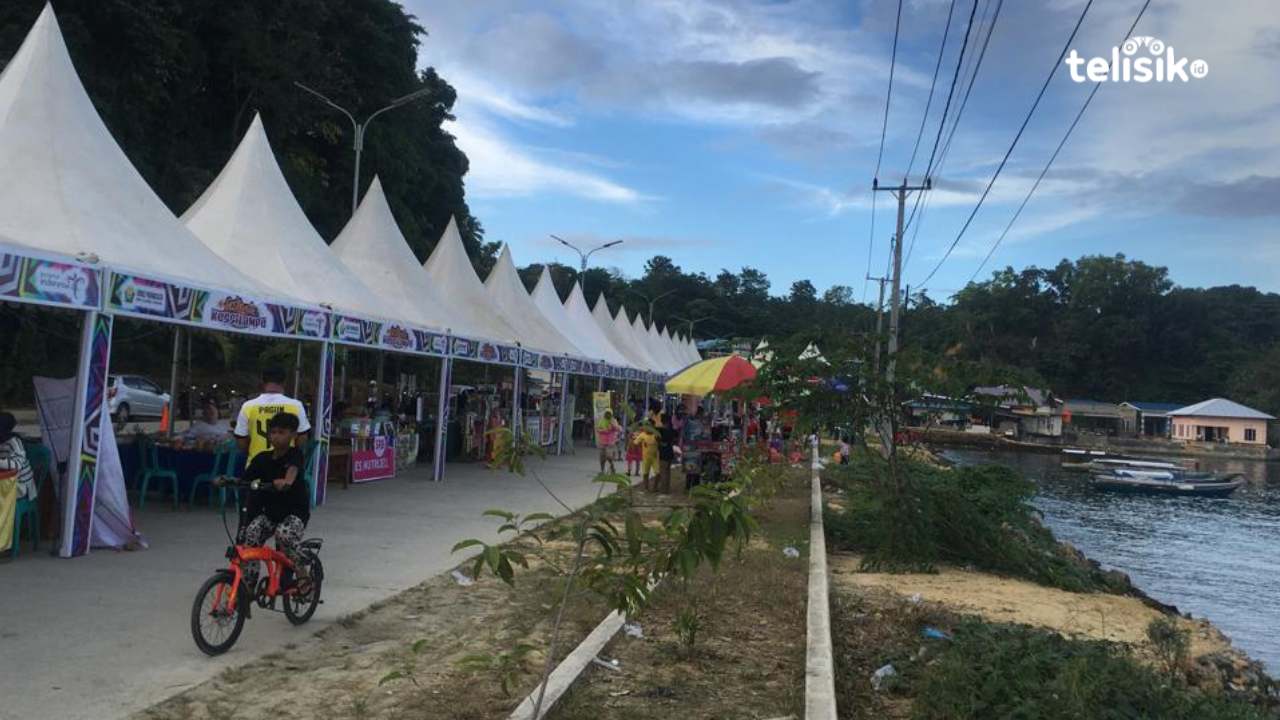 Berbagai jajanan dan produk hasil UMKM warga Kelurahan Kessilampe dipamerkan di Festival Kessilampe, Kota Kendari. Foto : Ahmad Badaruddin/Telisik