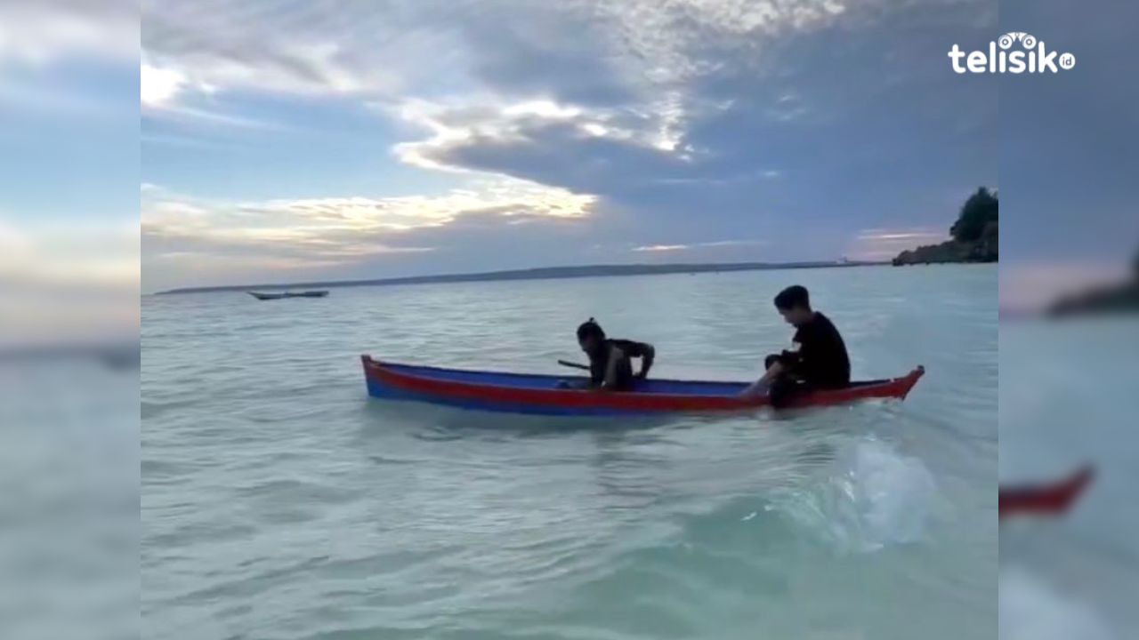 Salah satu wahana yang bisa dicoba Pantai Nirwana yaitu naik perahu. Foto: Elfinasari/Telisik