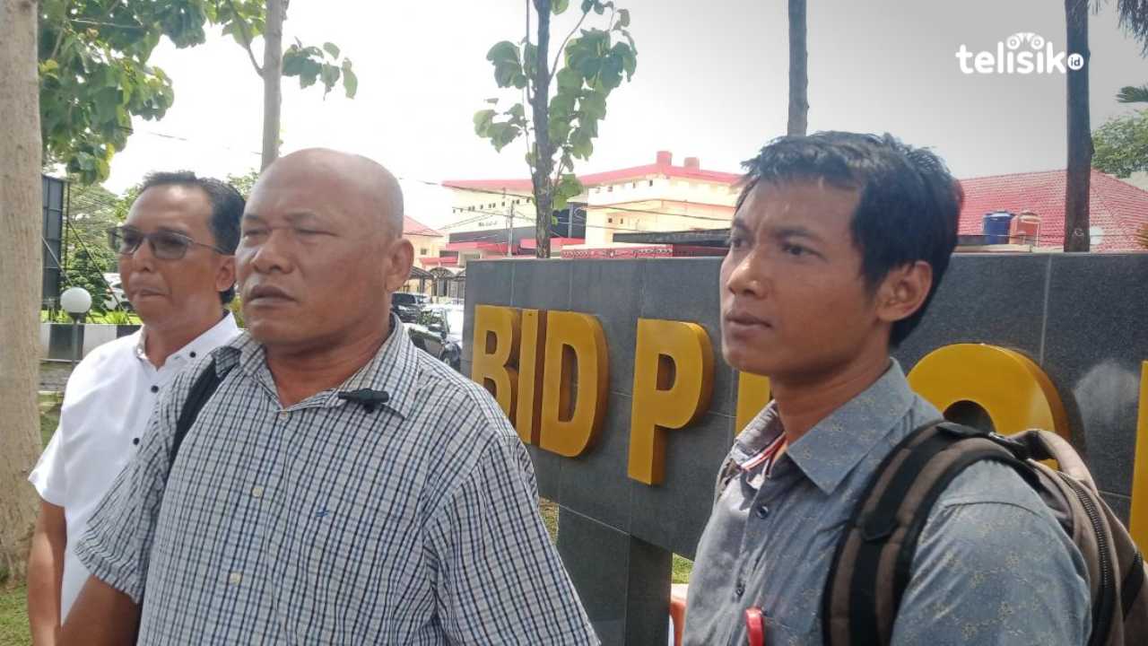 Korban dugaan penipuan, Adlin, didampingi kuasa hukumnya ketika diwawancarai. Foto: Reza Fahlefy/Telisik