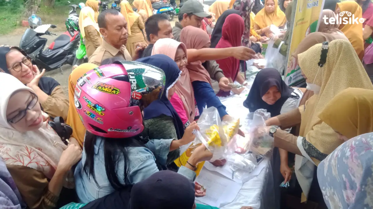 Puluhan warga berdesakan untuk mendapatkan kebutuhan pokok yang disiapkan Dinas Ketahanan Pangan Kolaka Utara saat pasar murah. Foto: Muh Risal H/Telisik