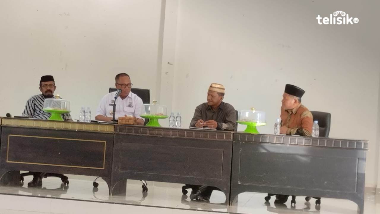 Rapat penetapan titik lokasi salat Idul Adha 1444 Hijriah bersama jajaran pemerintah daerah dan Kemenag Muna Barat. Foto: Putri Wulandari/Telisik