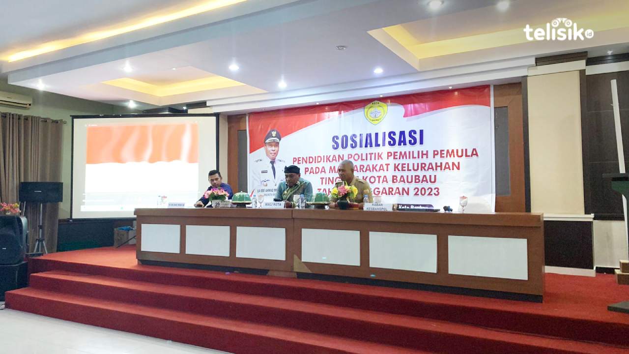 Wali Kota Baubau, La Ode Ahmad Monianse bersama Kepala Kesbangpol saat mensosialisasikan pendidikan politik pemilih pemula. Foto: Elfinasari/Telisik
