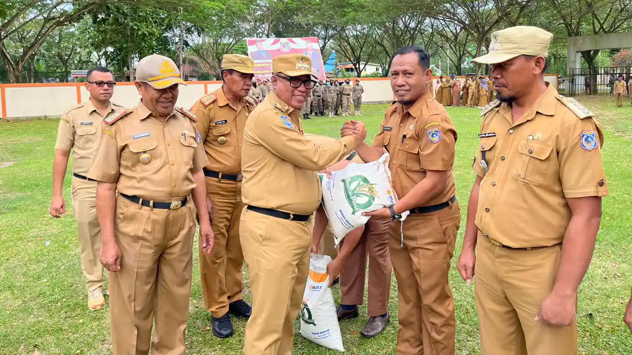 Penyerahan bantuan cadangan pangan pemerintah bagi 10.026 penerima bansos PKH. Foto: Ist.