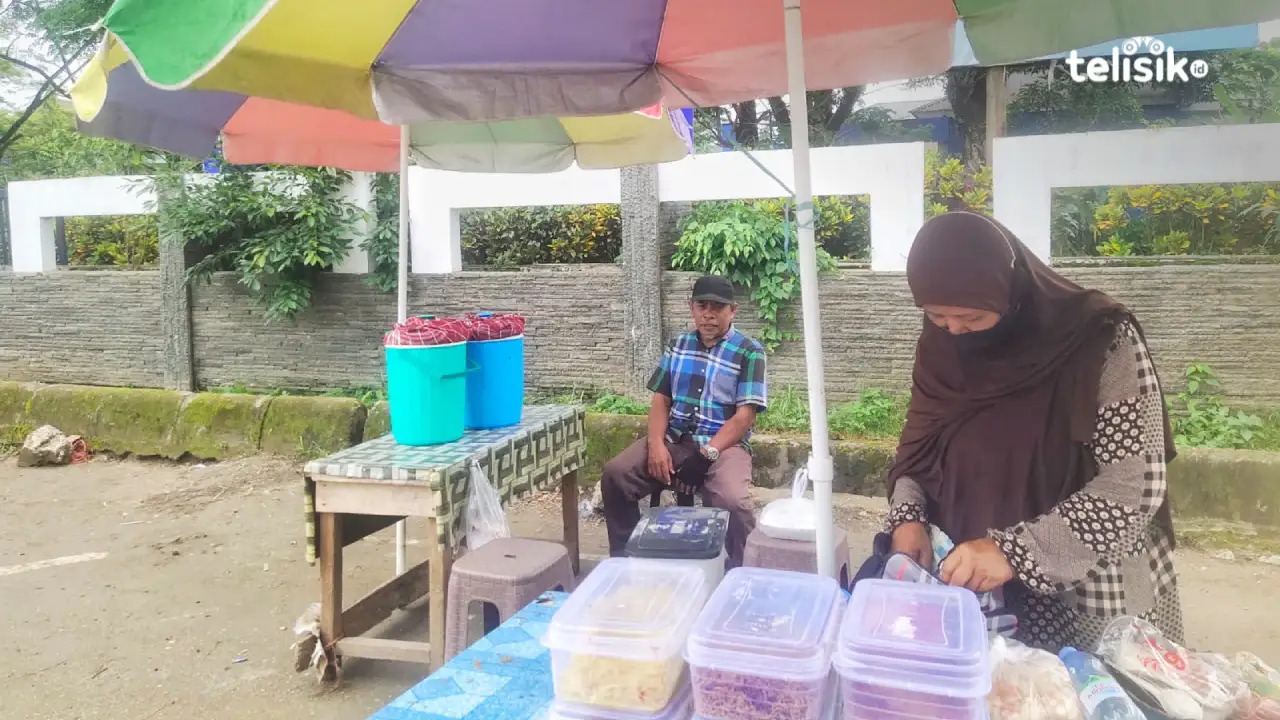 Sukmi dan suami yang sedang berjualan nasi bungkus dan lauk pauk di depan Rumah Sakit Bahteramas. Foto: Erni Yanti/Telisik