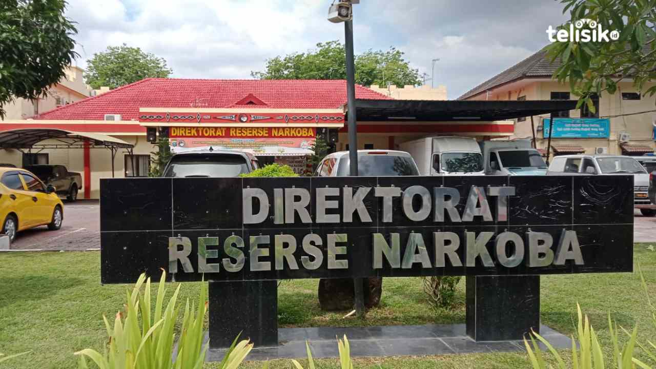 Kantor Direktorat Reserse Narkoba Polda Sumatera Utara tempat ketiga pelaku kurir ganja diamankan dan dilakukan pemeriksaan. Foto: Reza Fahlefy/Telisik