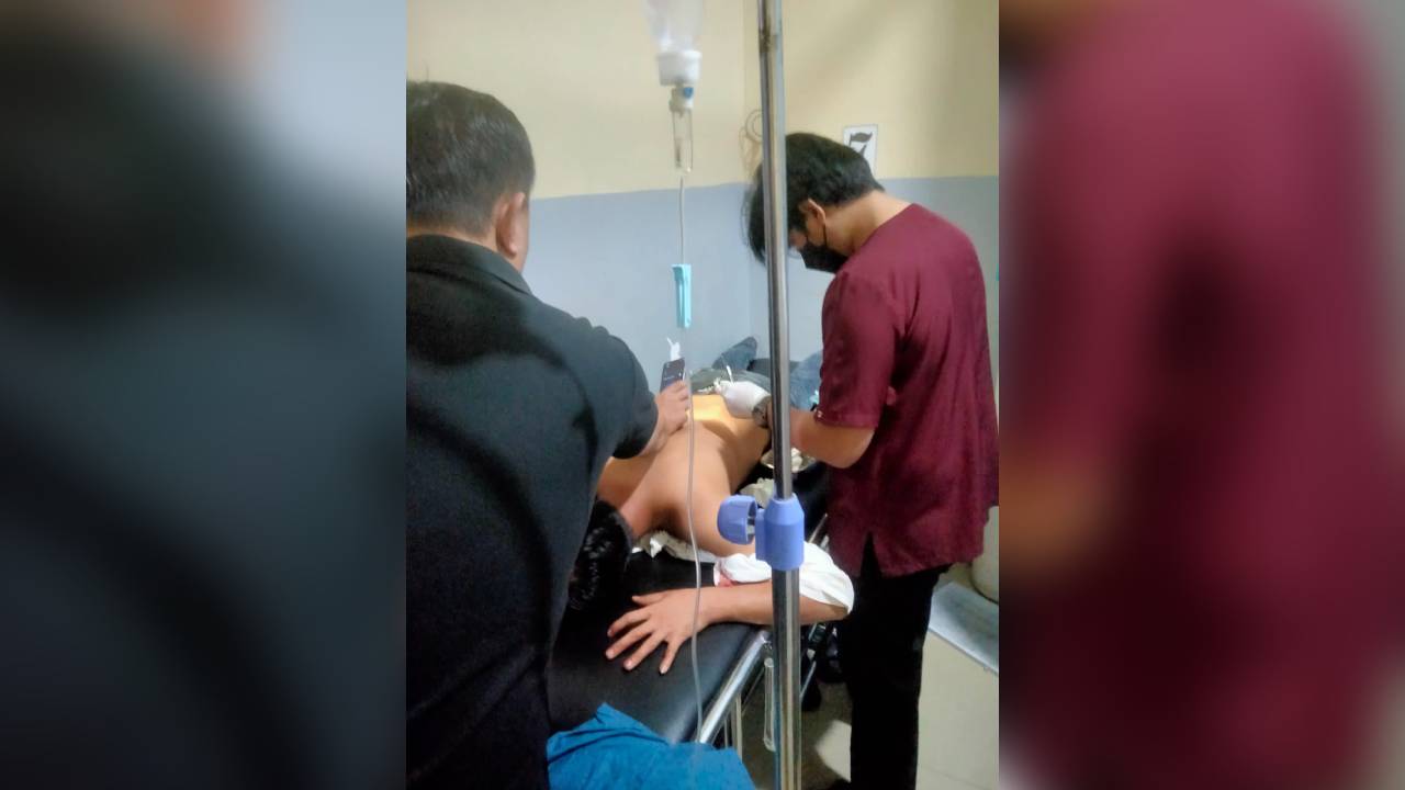 Korban penikaman sedang menjalani perawatan medis di RS Bhayangkara Kendari. Foto: Ist.