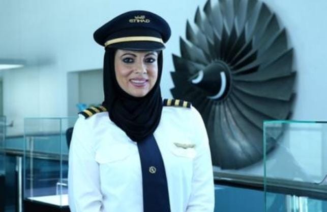 Aisha Jibreel Alexander, salah seorang pilot yang putuskan mualaf setelah mendengar suara adzan. Foto: Repro Menaberita.com