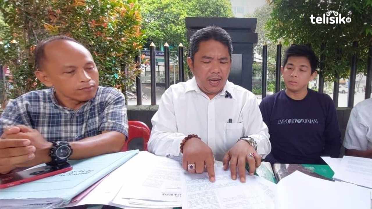 Tim kuasa hukum dari Gery Sutjipto ketika memberikan keterangan kepada sejumlah awak media. Foto: Reza Fahlefy/Telisik
