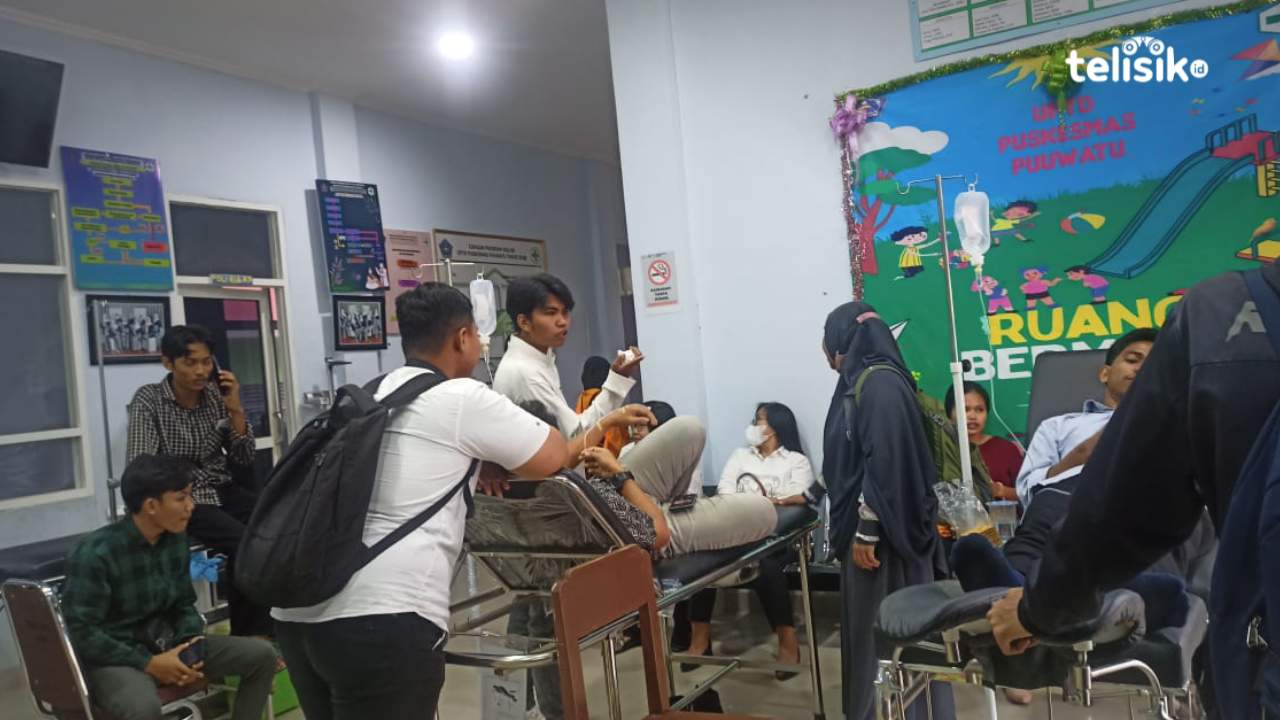 Polisi sedang menyelidiki penyebab keracunan massal. Sejumlah pasien dilarikan ke Puskesmas Puuwatu untuk penanganan medis. Foto: Ahmad Jaelani/Telisik
