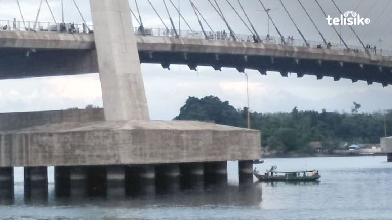 Keluarga korban yang ikut melakukan pencarian dengan menggunakan kapal kayu untuk membantu tim Basarnas dan Polairud Polda Sulawesi Tenggara. Foto: Thamrin Dalby/Telisik