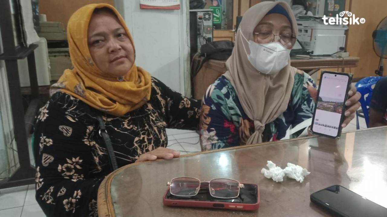 Evi (kanan) ketika menunjukkan foto rumahnya yang dirobohkan pihak PTPN II. Foto: Reza Fahlefy/Telisik