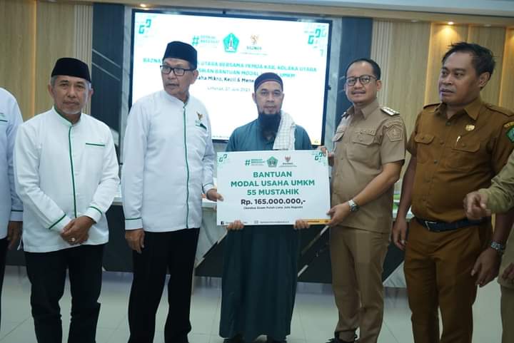 Pj Bupati Kolaka, Parinringi bersama Ketua Baznas Kolaka Utara, Mustamin menyerahkan secara simbolis bantuan hibah dari Baznas ke pelaku UKM Kolaka Utara. Foto: Diskominfo Kolaka Utara