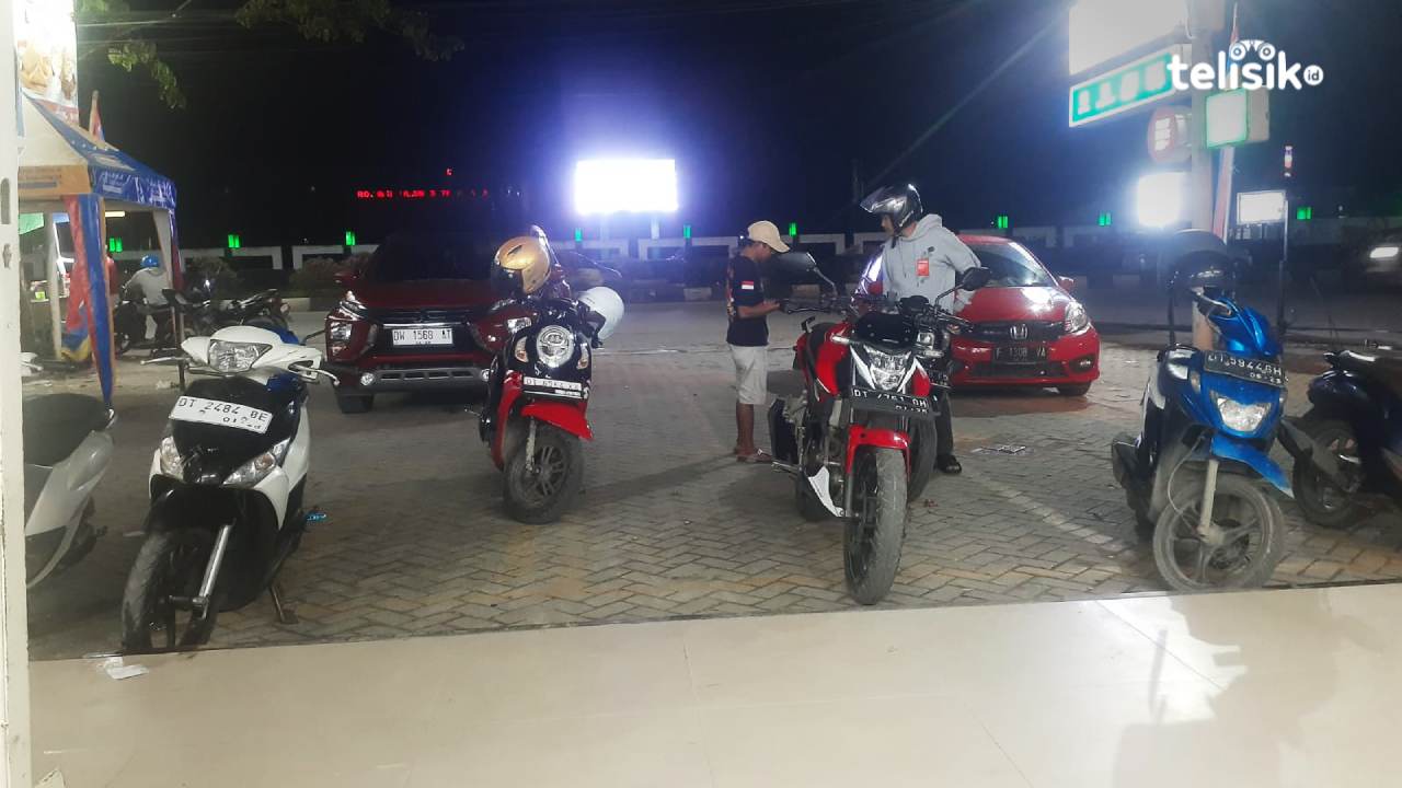 Oknum pelaku pungli parkiran di Indomaret yang melakukan aksinya di malam hari. Foto: Ahmad Badaruddin/Telisik