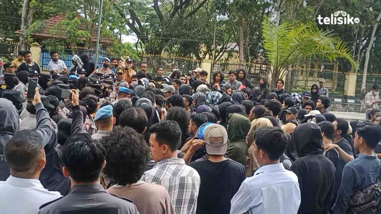 Mahasiswa UHO Kembali demonstrasi di Polda Sulawesi Tenggara, buntut dari penembakan gas air mata di dalam kampus. Foto: Ahmad Jaelani/Telisik