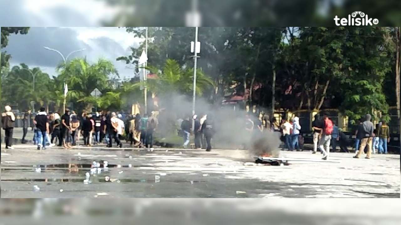 Massa yang terus bertahan dan tidak mau membubarkan diri sambil melempari batu kepada petugas. Foto: Thamrin Dalby/Telisik