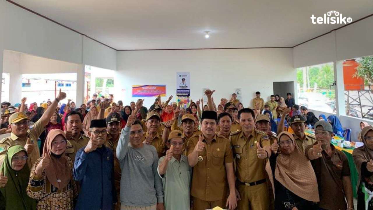 Ratusan masyarakat Lambandia antusias mengikuti pelayanan kesehatan gratis. Foto: Sigit Purnomo/Telisik