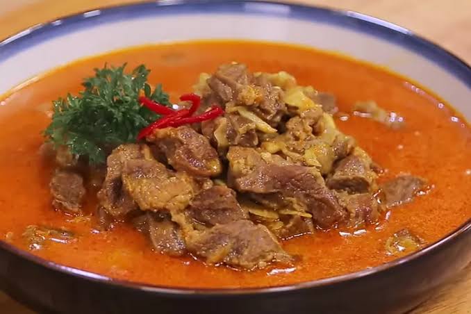 Gulai kambing merupakan salah satu olahan daging hasil kurban Idul Adha yang enak untuk disantap. Foto: Repro Hellumedia.com