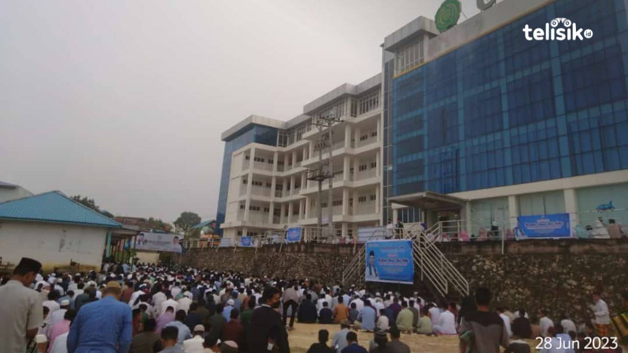 Ribuan umat Islam berbondong-bondong mendatangi kampus UMK untuk melaksanakan salat Idul Adha 1444 H. Foto: Fitrah/Telisik
