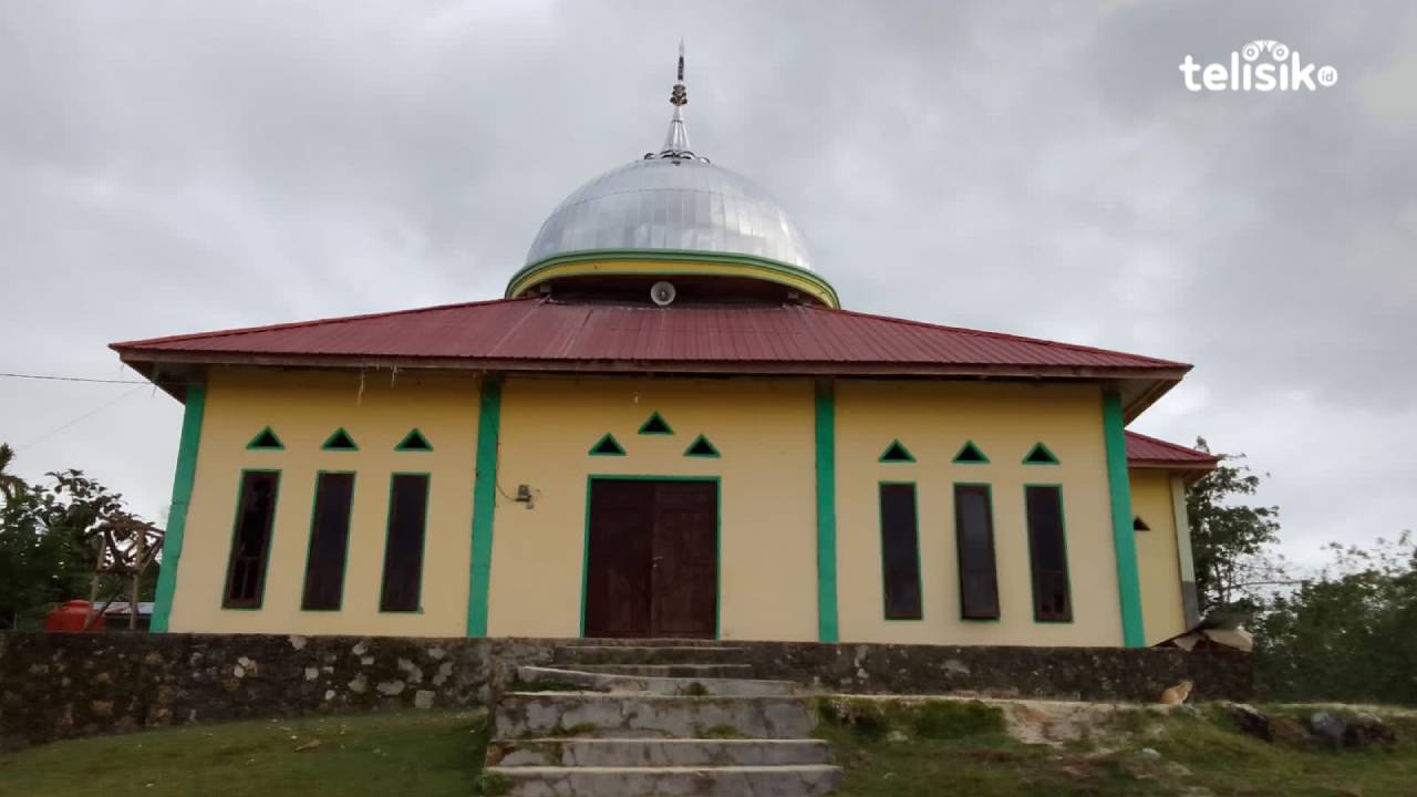 Masjid Al-Muhajirin berdiri diatas bukit batu kapur yang menyimpan banyak cerita bersejarah. Foto: Febry Jahra Lestiani/Telisik