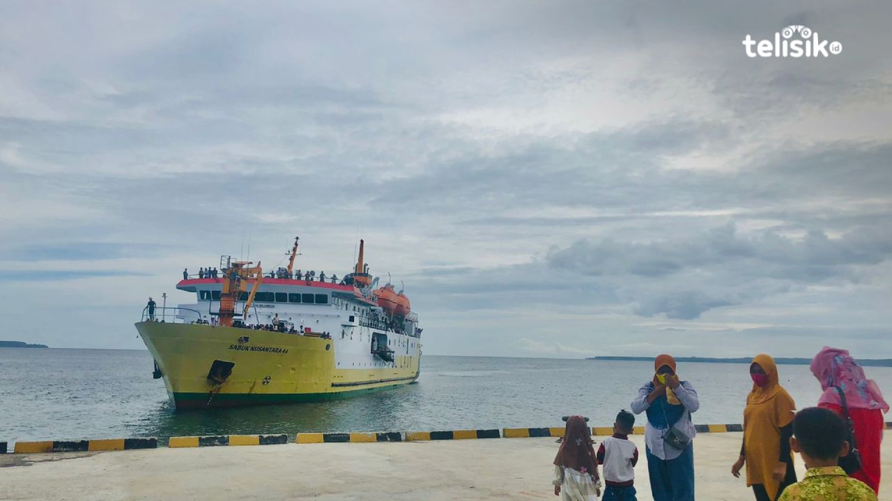 Calon penumpang KM Nusantara 44 menunggu kapal sandar di Pelabuhan Bandar Batauga, Buton Selatan. Foto: Sofi Insan Wardani/Telisik