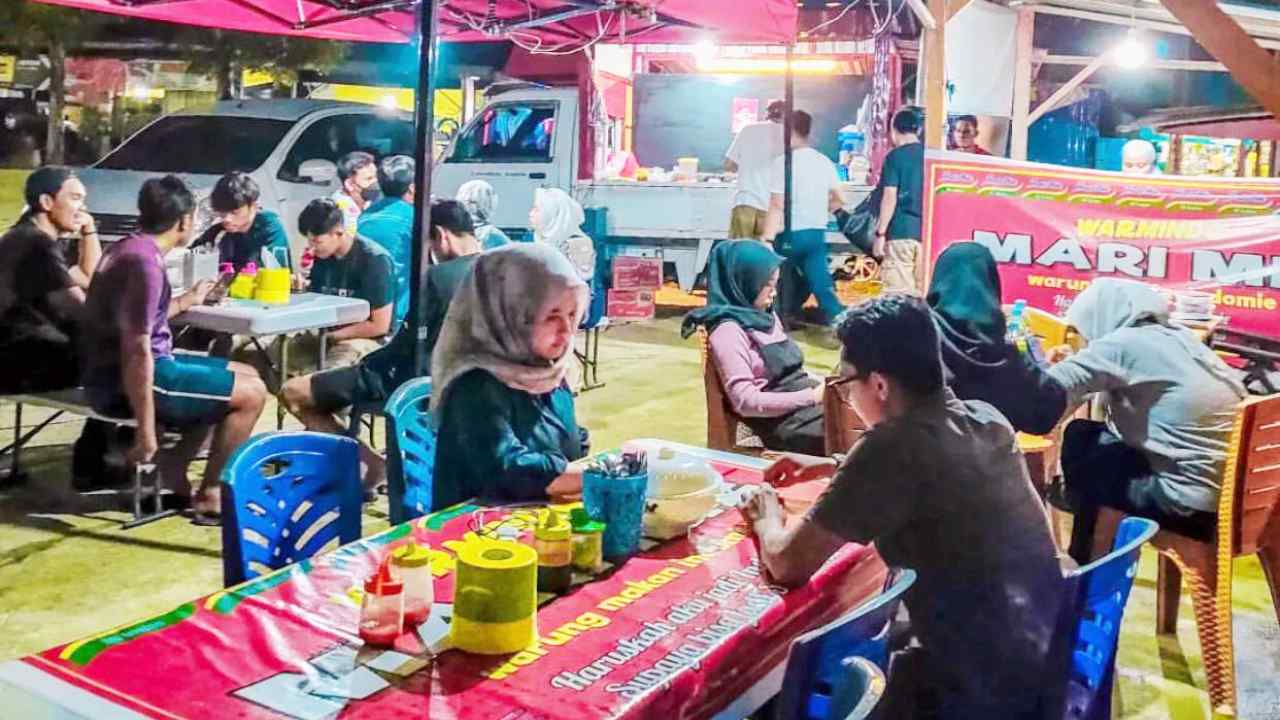 Pelanggan bisa bebas memilih indomie dan toping apa yang disajikan di Warmindo Marimie dengan harga terjangkau. Foto: Instagram Warmindo Marimie