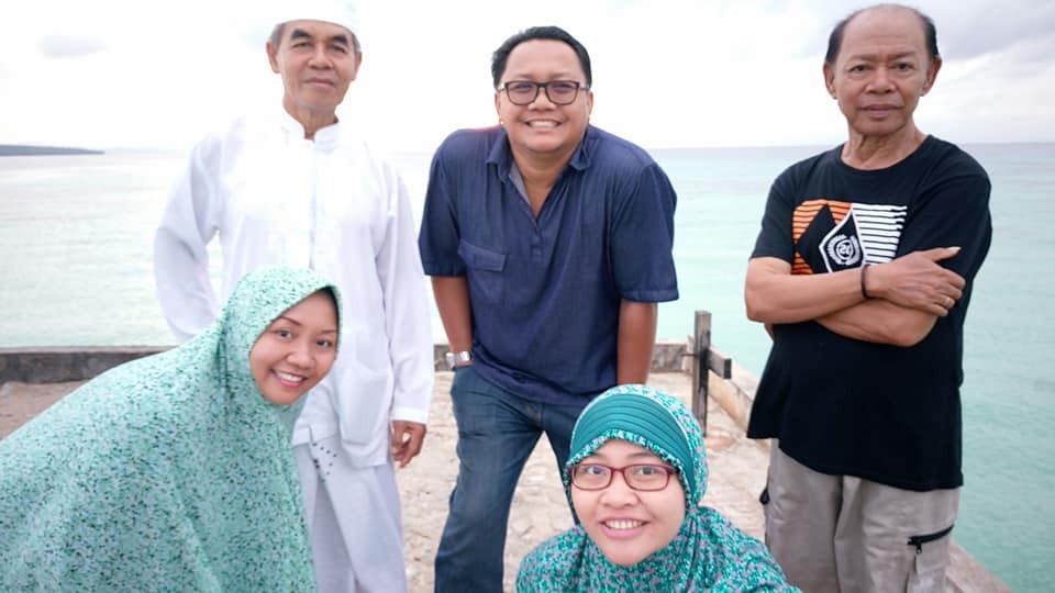 Momen pertemuan ayah Salma (tengah) bersama keluarga, saat pulang kampung di Walengkabola, Kabupaten Muna pada 2018. Foto: Ist.