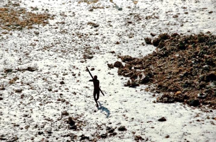 Orang Sentinel mencoba menyerang dengan panah saat helikopter India terbang di atas pulau tersebut. Foto: Kompas.com
