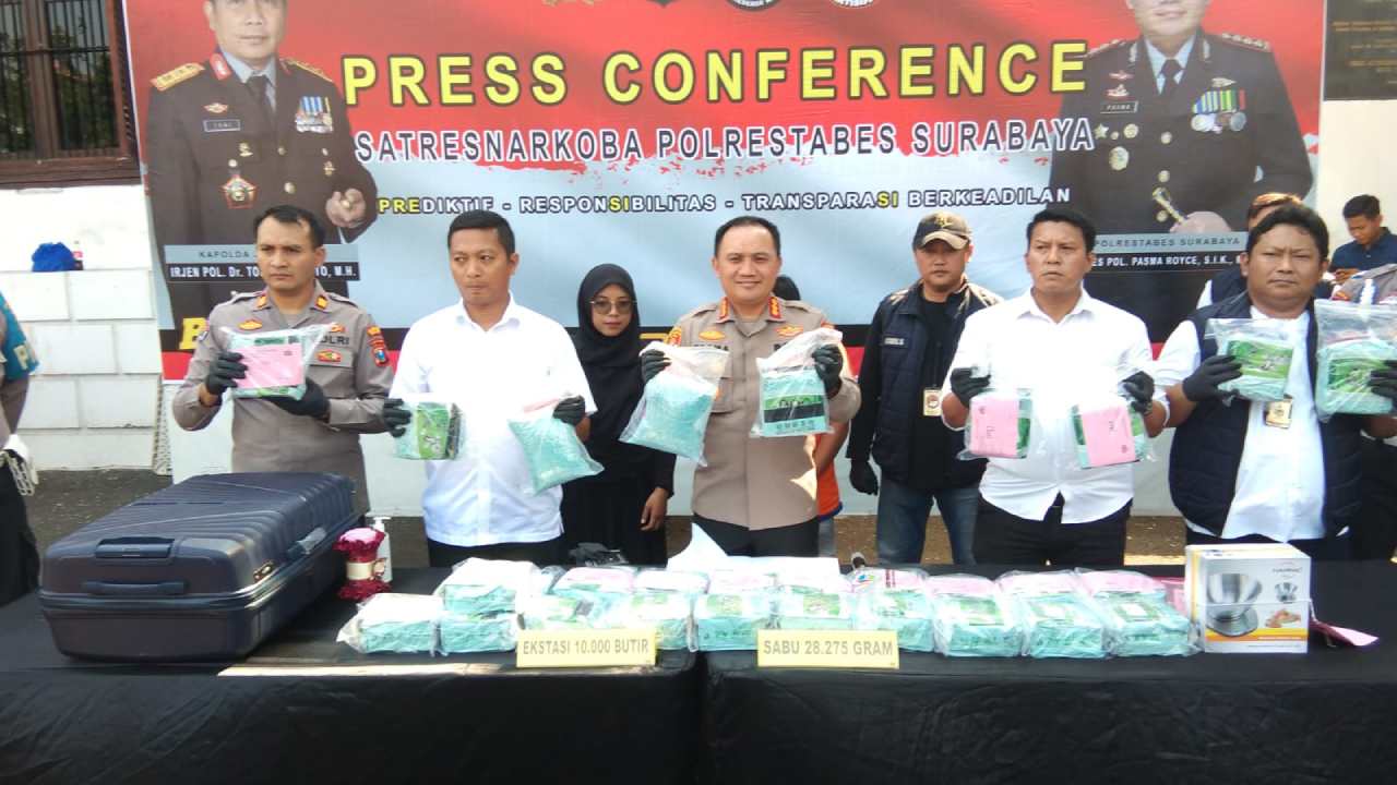 Kapolrestabes Surabaya, Kombes Pol Pasma Royce saat memberikan keteragan terkait penangkapan pengedar jaringan Sumatera-Jawa. Foto: Ist.
