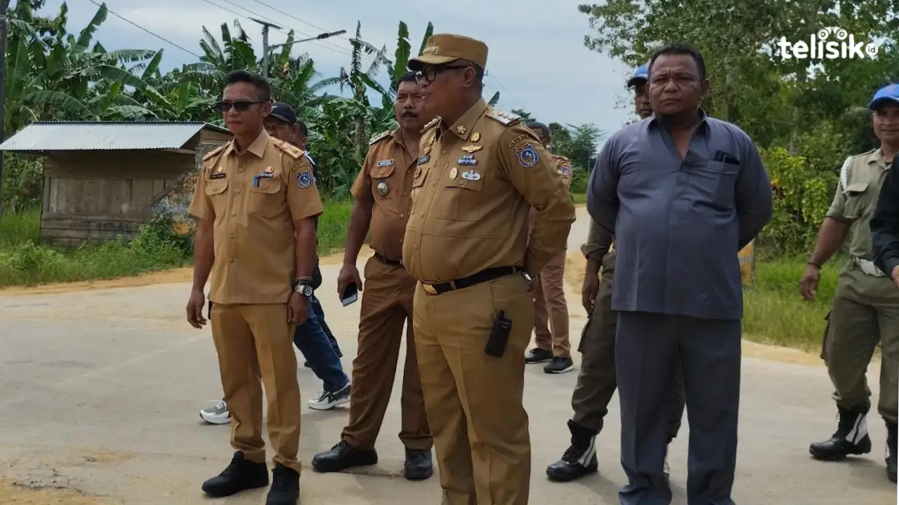 Pj Bupati Muna Barat, Bahri, turun langsung meninjau infrastruktur yang mengalami kerusakan di beberapa titik lokasi. Foto: Putri Wulandari/Telisik