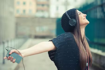 Menggunakan earphone yang benar agar tidak mengganggu kesehatan telinga, yaitu dengan menurunkan volume perangkat audio. Foto: Repro Kaskus.com