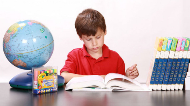 Menjadikan anak suka membaca harus dibiasakan sedari dini. Peran orang tua sangat penting mengenalkan anak kepada buku. Foto: Repro Viva.co.id