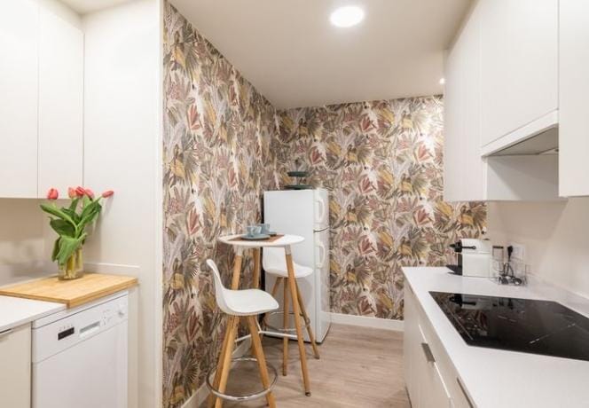 Memilih wallpaper dapur perlu pertimbangan tersendiri, di mana harus menyesuaikan dengan karakter ruanganmu. Foto: Kompas.com