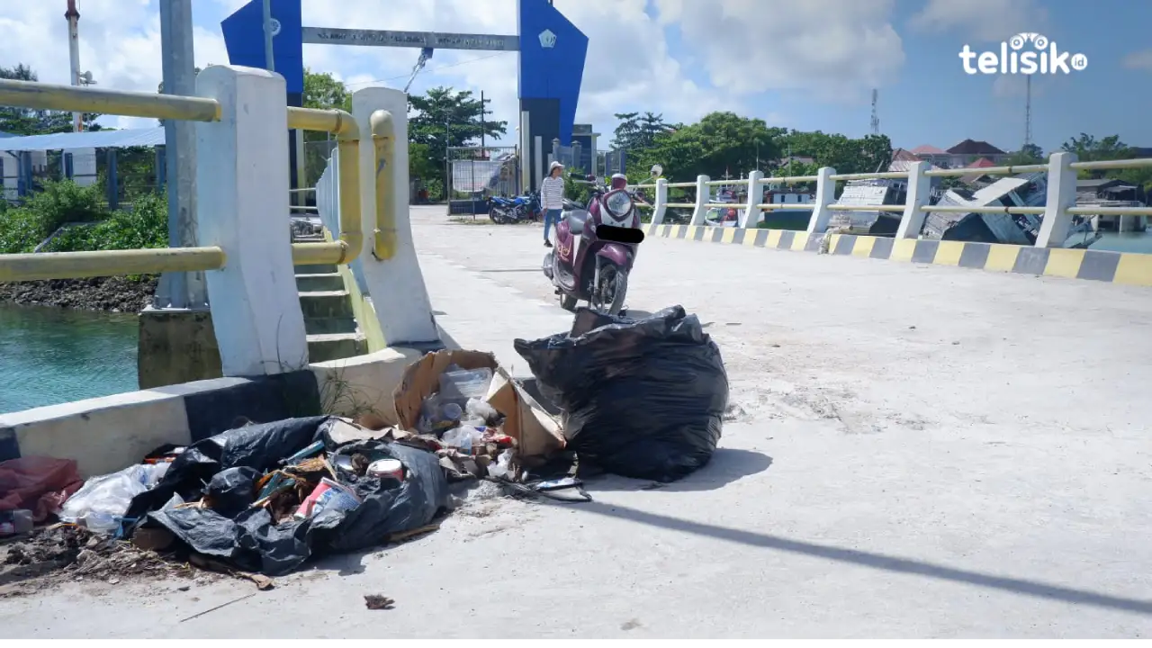 Pemandangan tak elok, tumpukan sampah di Pelabuhan Feri Wanci, Kabupaten Wakatobi. Tumpukan sampah ini tak diangkut selama berhari-hari. Foto: Wiwik Prihastiwi/Telisik