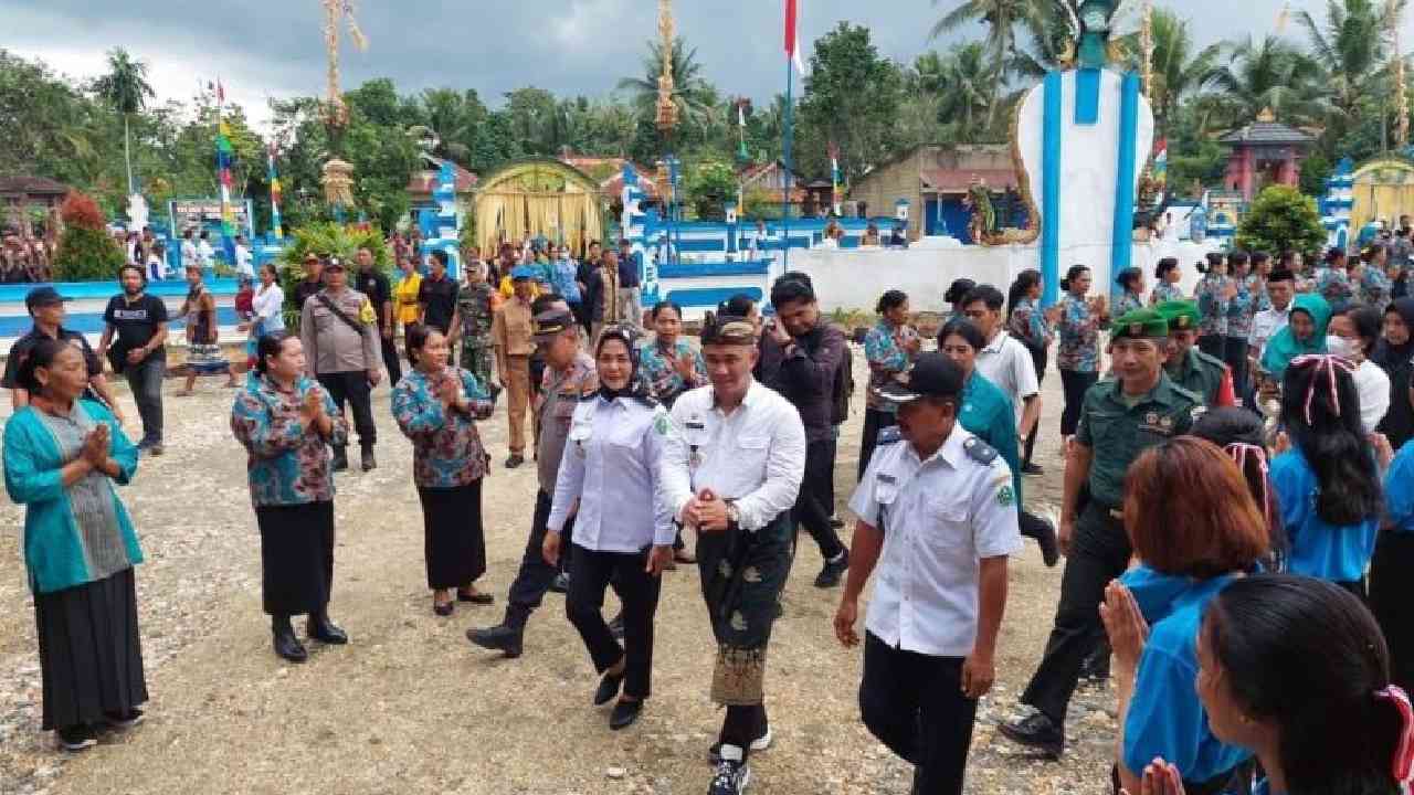 Kepala Dinas Pemberdayaan Masyarakat dan Desa saat melakukan penilaian di Desa Ulu Benua. Foto: Ist.