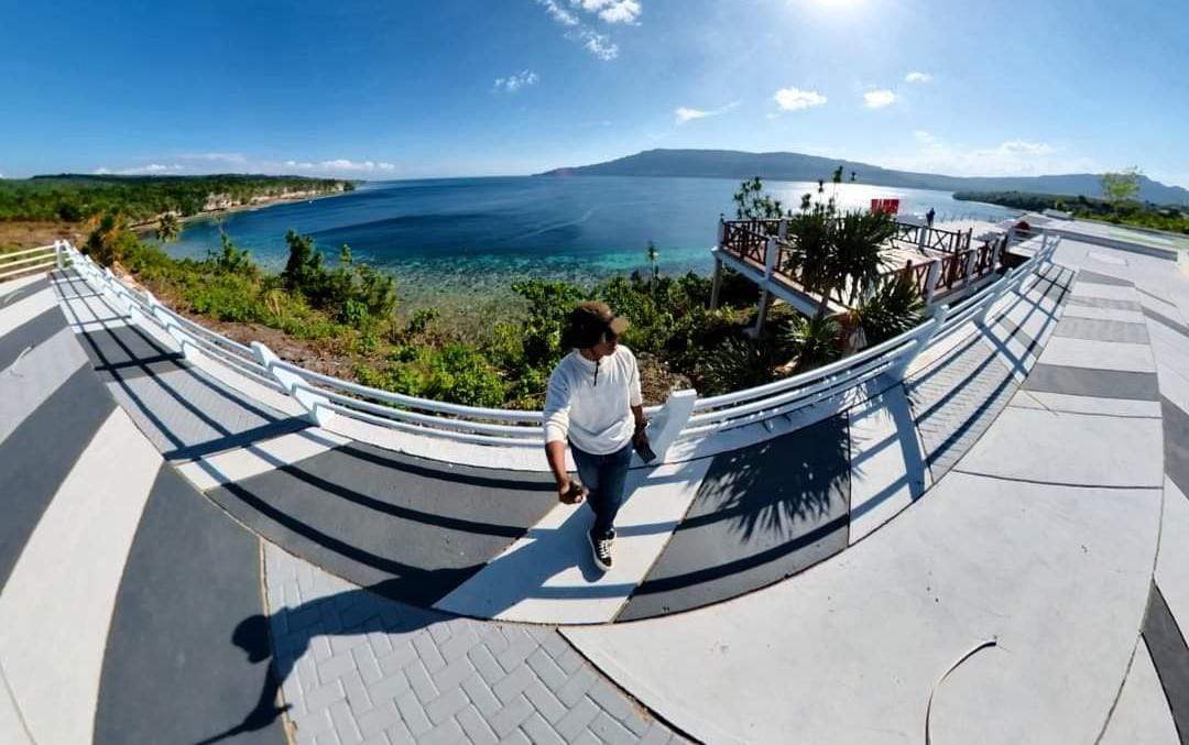 Keindahan lautan dan tebing yang memanjakan mata di desa wisata Gaya Baru Waburi Park, Buton Selatan. Foto: Repro Facebook