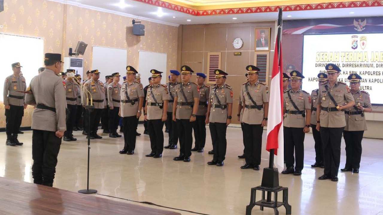 Tiga Kapolres di Sulawesi Tenggara berganti. Pergantian dilakukan dalam sebuah upacara sertijab, Selasa (11/7/2023). Foto: Ist.