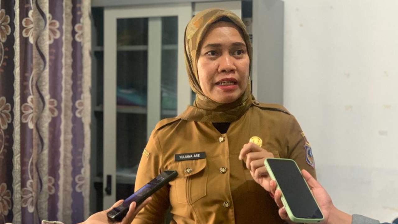 Ketua tim panitia lomba cipta lagu mars dan hymne Muna Barat, Yuliana saat ditemui di ruang kerjanya. Foto: Ist.