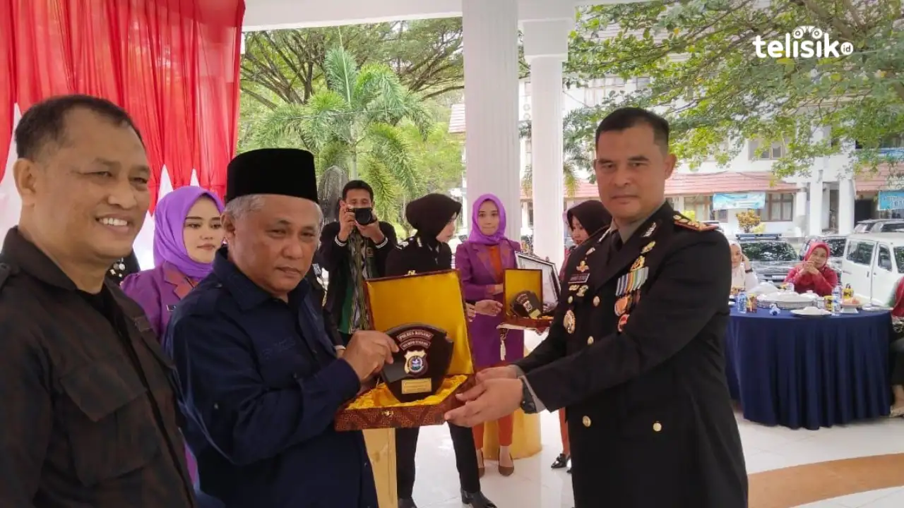 Penyerahan plakat dari Polres Konawe kepada Bupati Konawe dalam perayaan HUT Bhayangkara ke-77 tahun. Foto: Sigit Purnomo/Telisik