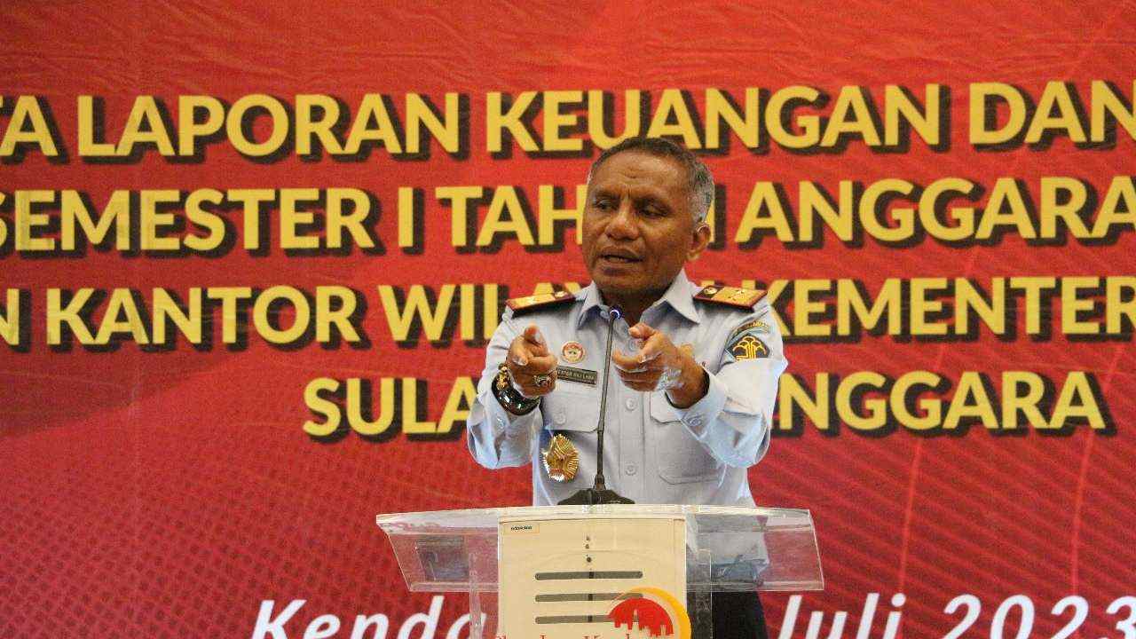 Kakanwil Kemenkuham Sulawesi Tenggara, Silvester Sili Laba, membuka agenda rekonsiliasi data laporan keuangan dan BMN semester I tahun anggaran 2023. Foto: Ist.