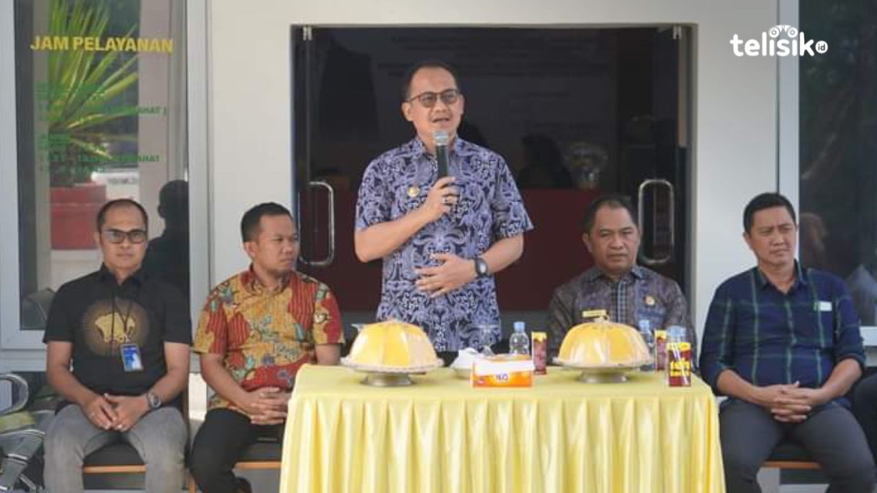 Penyerahan mobil sekolah oleh Pj Bupati Kolaka Utara, Parinringi didampingi Kadis Pendidikan dan Kebudayaan, Muh Idrus di pelataran Kantor Dikbud Kolaka Utara. Foto: Muh Risal H/Telisik