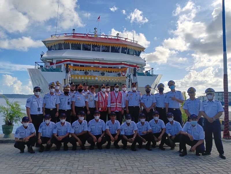 Foto bersama sebelum kapal digunakan. Foto: Ist.