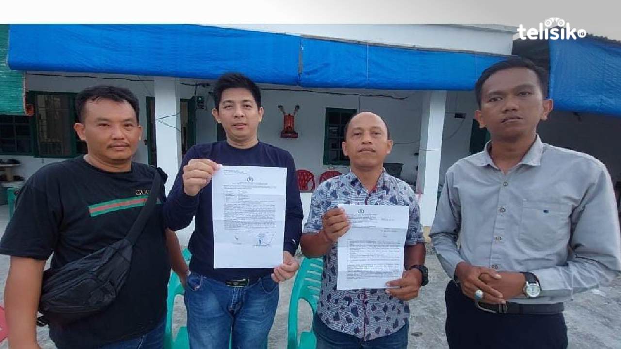 Gery Sutjipto (dua dari kiri) didampingi tim pengacara ketika memberikan keterangan kepada awak media. Foto: Reza Fahlefy/Telisik